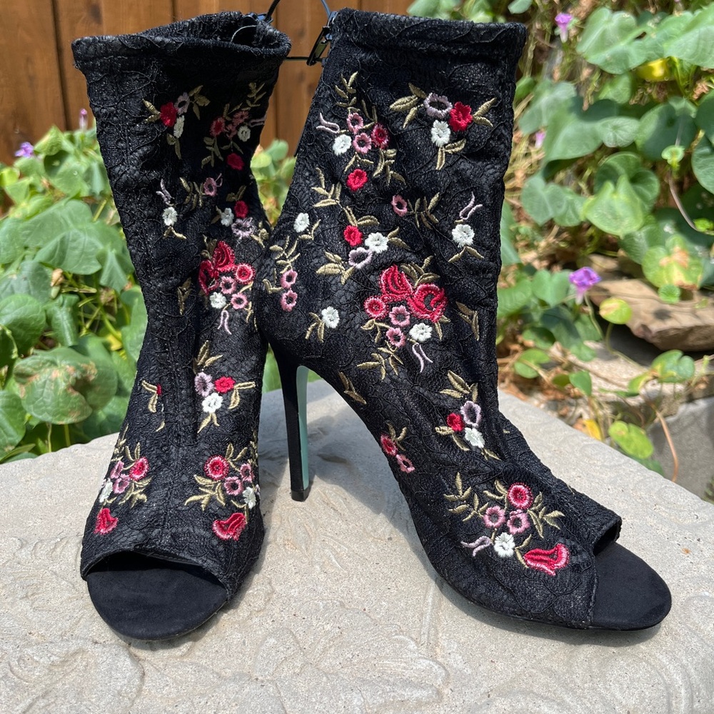 Blue by Betsey Johnson Sb-Diem Ankle Bootie Pump Black Lace Floral Size 7 EUC